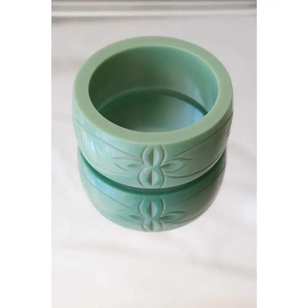 Vintage 1930s–40s Carved Mint Green Bakelite Bangle